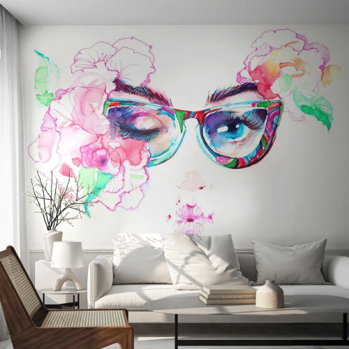 Fototapete Premium Sand - Porträt einer Frau mit Brille, umgeben von Aquarellblumen - 100x70cm - Ein verlockendes Versprechen - Moderne Wanddekoration für Wohnzimmer und Schlafzimmer ARTTOR