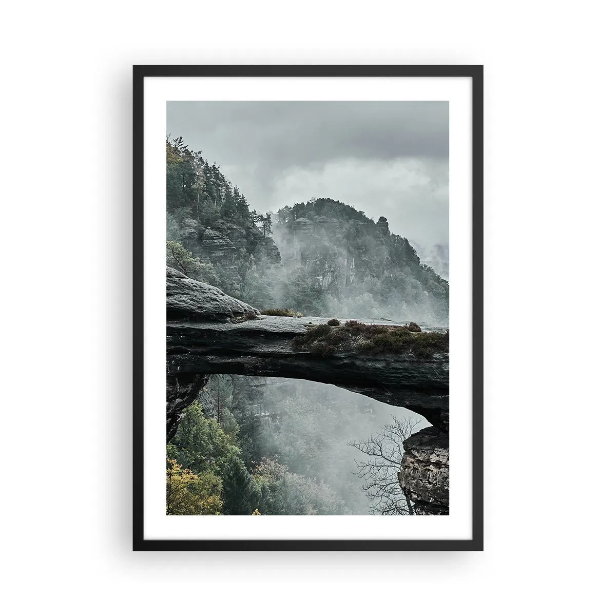 Poster in einem schwarzem Rahmen - Ein Foto einer geheimnisvollen, in Nebel gehüllten Felsbrücke in einer Berglandschaft. - 50x70cm - Abenteuer beginnt gleich - Moderne Wanddekoration für Wohnzimmer und Schlafzimmer ARTTOR