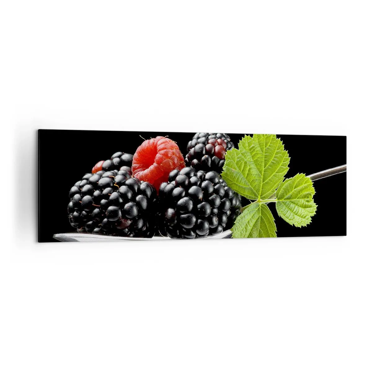 Bild auf Leinwand - Leinwandbild - Brombeeren und Himbeeren auf einem Löffel mit einem Blatt auf schwarzem Hintergrund - 160x50cm - Der Geschmack der Frische - Moderne Wanddekoration für Wohnzimmer und Schlafzimmer ARTTOR