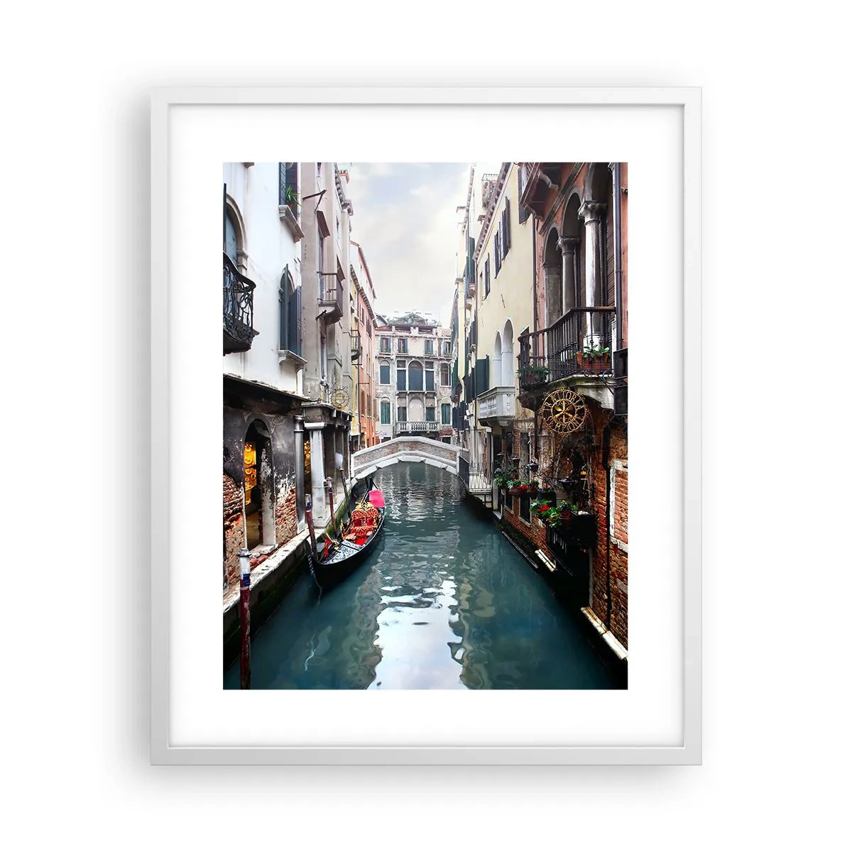 Poster in einem weißen Rahmen - Venezianische Landschaft mit Gondel und Brücke - 40x50 cm