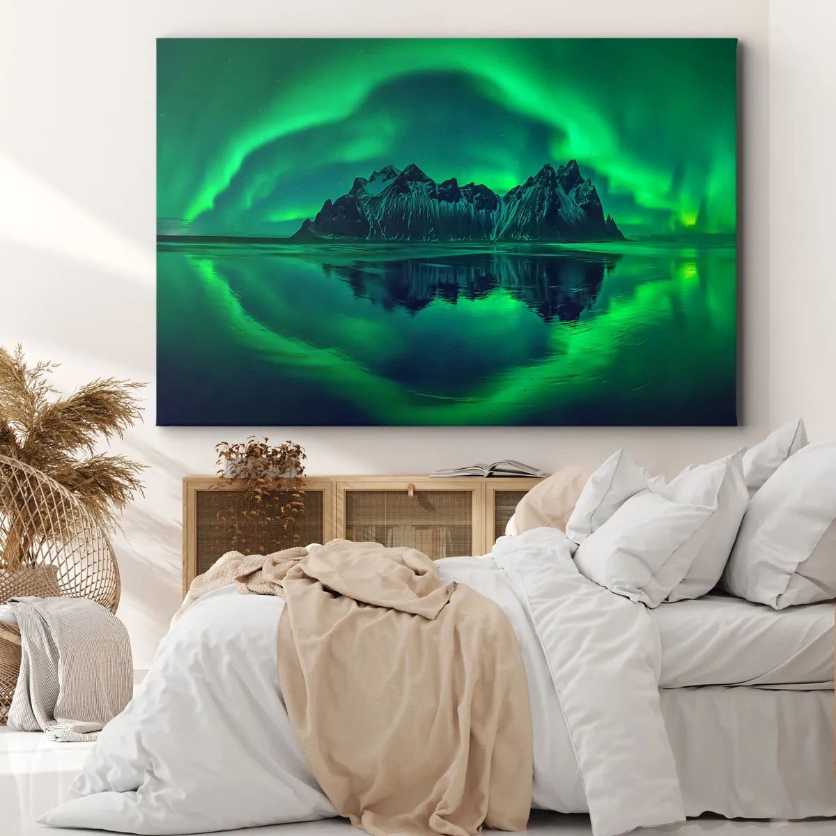 Bild auf Leinwand - Leinwandbild - Berge, umgeben von Polarlichtern, die sich im Wasser spiegeln - 120x80cm - In den Armen der Aurora - Moderne Wanddekoration für Wohnzimmer und Schlafzimmer ARTTOR