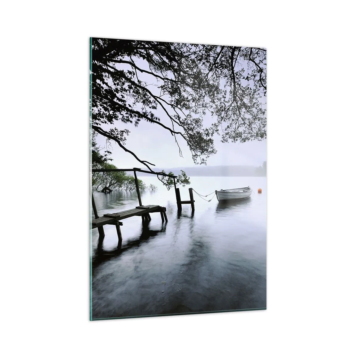 Glasbild - Bild auf glas - Ein Holzsteg über einem nebligen See mit einem Boot im Hintergrund - 50x70cm - Du ruhst dich schon aus - Moderne Wanddekoration für Wohnzimmer und Schlafzimmer ARTTOR