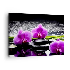 Bild auf Leinwand - Leinwandbild - Lila Orchideen vor einem Hintergrund aus Steinen und Kerzen in einer entspannenden Umgebung - 70x50cm - In Ruhe ertrinken - Moderne Wanddekoration für Wohnzimmer und Schlafzimmer ARTTOR
