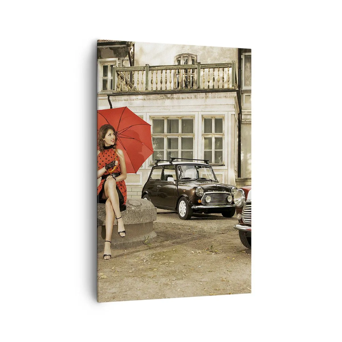 Bild auf Leinwand - Leinwandbild - Frau mit rotem Regenschirm bei Oldtimern - 80x120cm - Eine sentimentale Minireise - Moderne Wanddekoration für Wohnzimmer und Schlafzimmer ARTTOR
