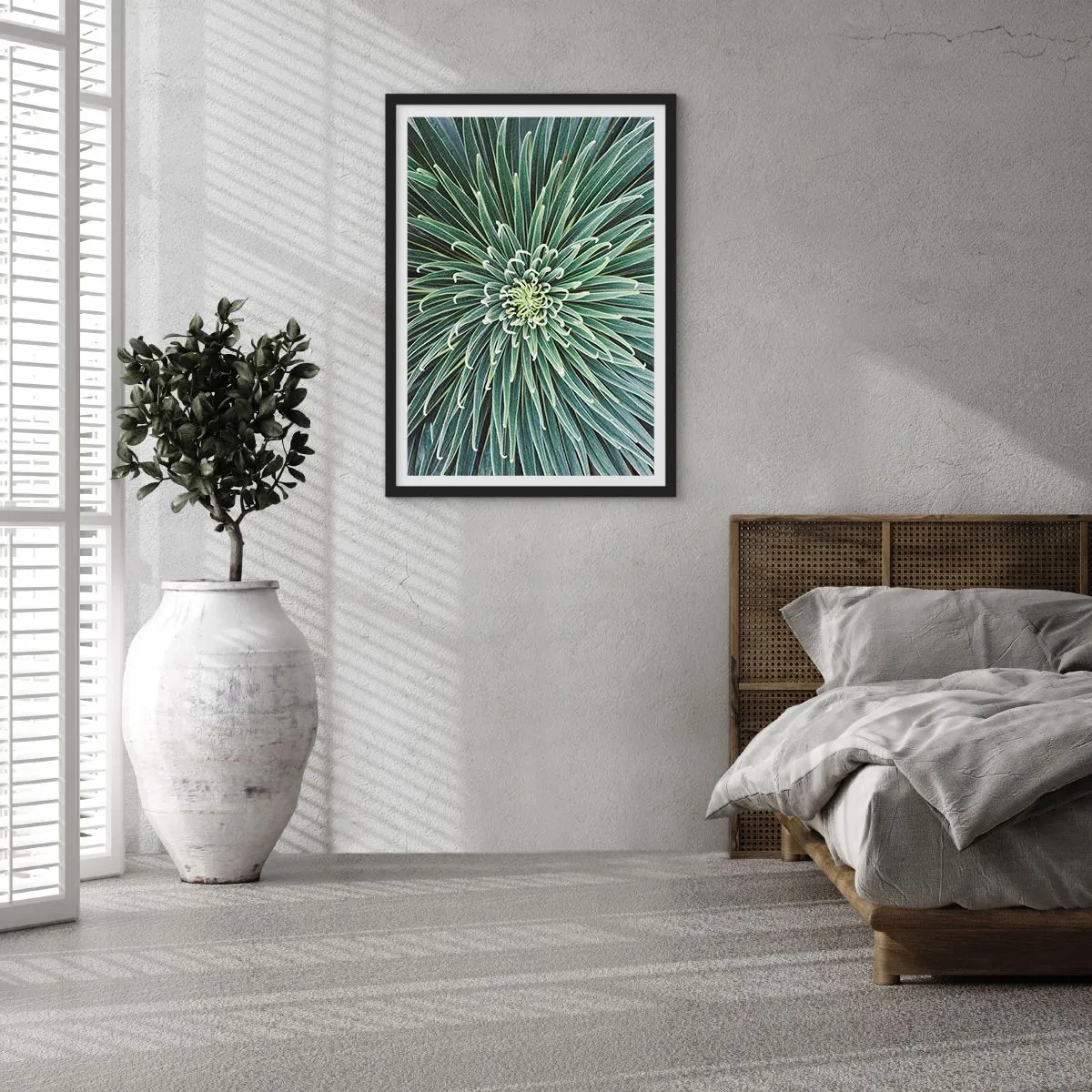 Poster in einem schwarzem Rahmen - Eine Nahaufnahme einer grünen Pflanze mit symmetrischen Blättern. - 50x70cm - Ein Star ist geboren - Moderne Wanddekoration für Wohnzimmer und Schlafzimmer ARTTOR