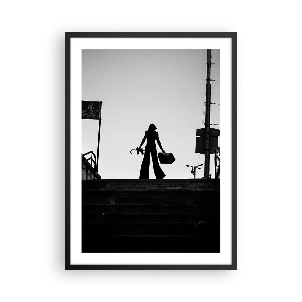 Poster in einem schwarzem Rahmen - Silhouette einer Frau mit einem Koffer vor dem Hintergrund der untergehenden Sonne - 50x70cm - Städtisches Wandern - Moderne Wanddekoration für Wohnzimmer und Schlafzimmer ARTTOR