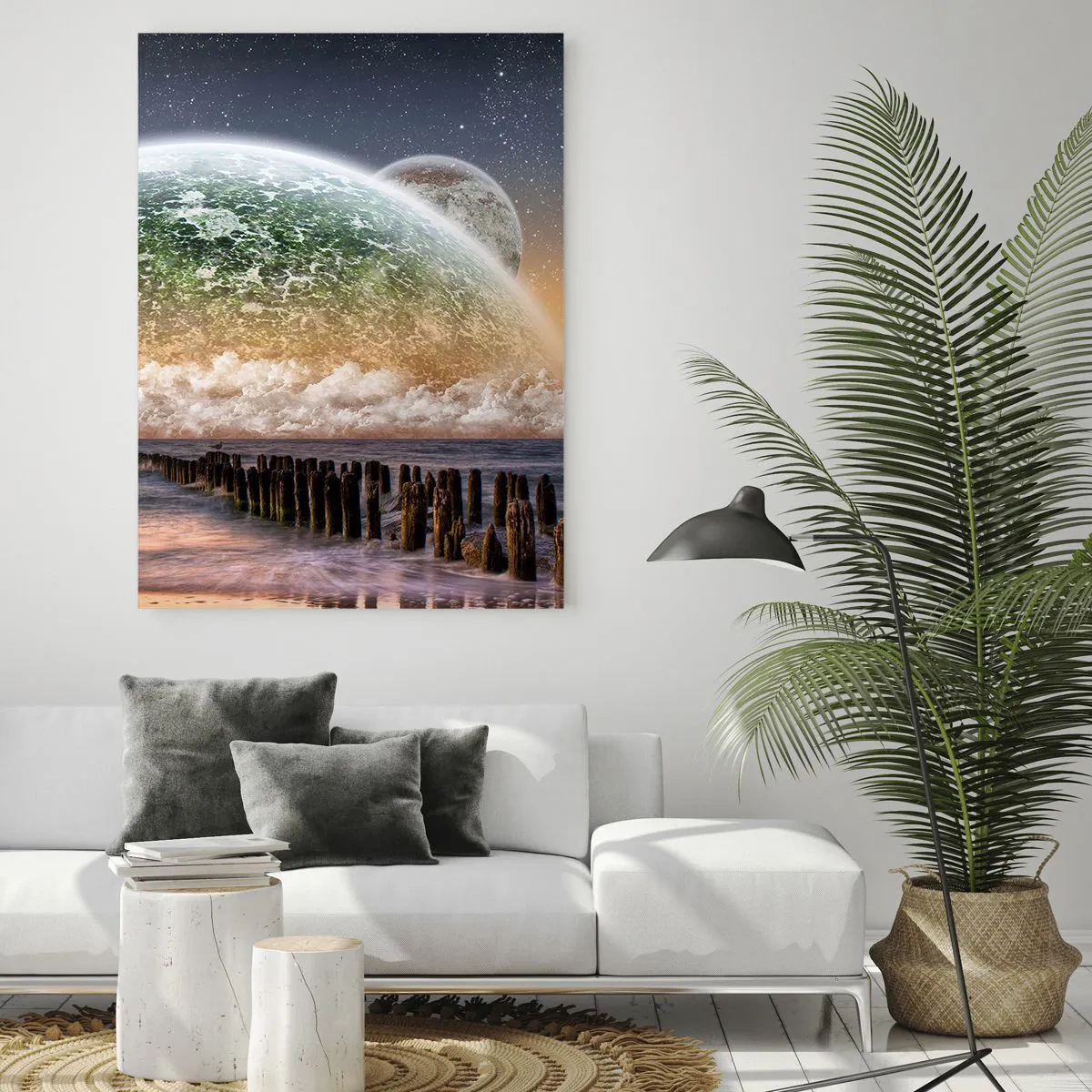 Glasbild - Bild auf glas - Eine fantastische Landschaft mit einem großen Planeten über dem Meer und einem Holzsteg. - 80x120cm - Und die Welt tauchte aus dem Wasser auf - Moderne Wanddekoration für Wohnzimmer und Schlafzimmer ARTTOR