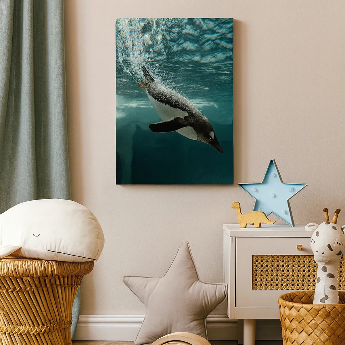 Bild auf Leinwand - Leinwandbild - Ein Pinguin taucht in die Tiefen des eisigen Wassers - 50x70cm - Willkommen in meiner Welt - Moderne Wanddekoration für Wohnzimmer und Schlafzimmer ARTTOR
