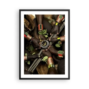 Poster in einem schwarzem Rahmen - Hände in traditionellen Armbändern, als Geste der Gemeinschaft - 50x70cm - Wir sind zusammen - Moderne Wanddekoration für Wohnzimmer und Schlafzimmer ARTTOR