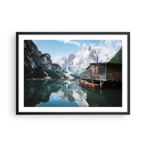 Poster in einem schwarzem Rahmen - Ein Holzhaus an einem ruhigen Bergsee - 70x50cm - Kristallklarer Bergmorgen - Moderne Wanddekoration für Wohnzimmer und Schlafzimmer ARTTOR