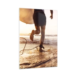 Glasbild - Bild auf glas - Ein Surfer läuft bei Sonnenuntergang mit seinem Brett am Strand entlang. - 50x70cm - Um die Welle zu treffen - Moderne Wanddekoration für Wohnzimmer und Schlafzimmer ARTTOR