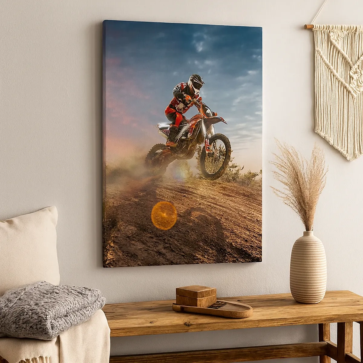 Bild auf Leinwand - Leinwandbild - Motorradfahrer in den Dünen bei Sonnenuntergang - 50x70cm - Für den Sieg - Moderne Wanddekoration für Wohnzimmer und Schlafzimmer ARTTOR