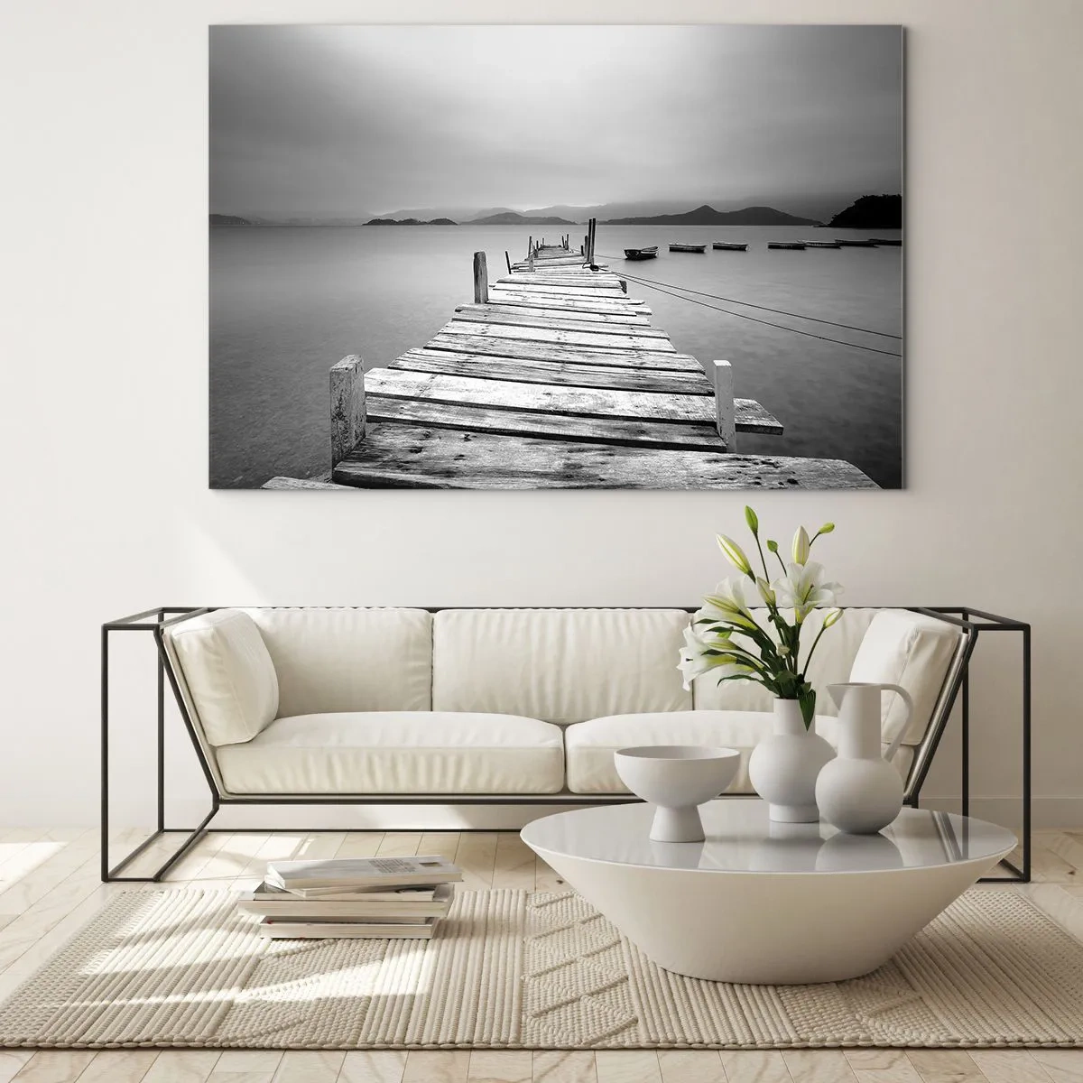 Glasbild - Bild auf glas - Holzsteg über einem ruhigen See in Schwarz und Weiß - 120x80cm - Hinter den Bergen, jenseits der Meere - Moderne Wanddekoration für Wohnzimmer und Schlafzimmer ARTTOR