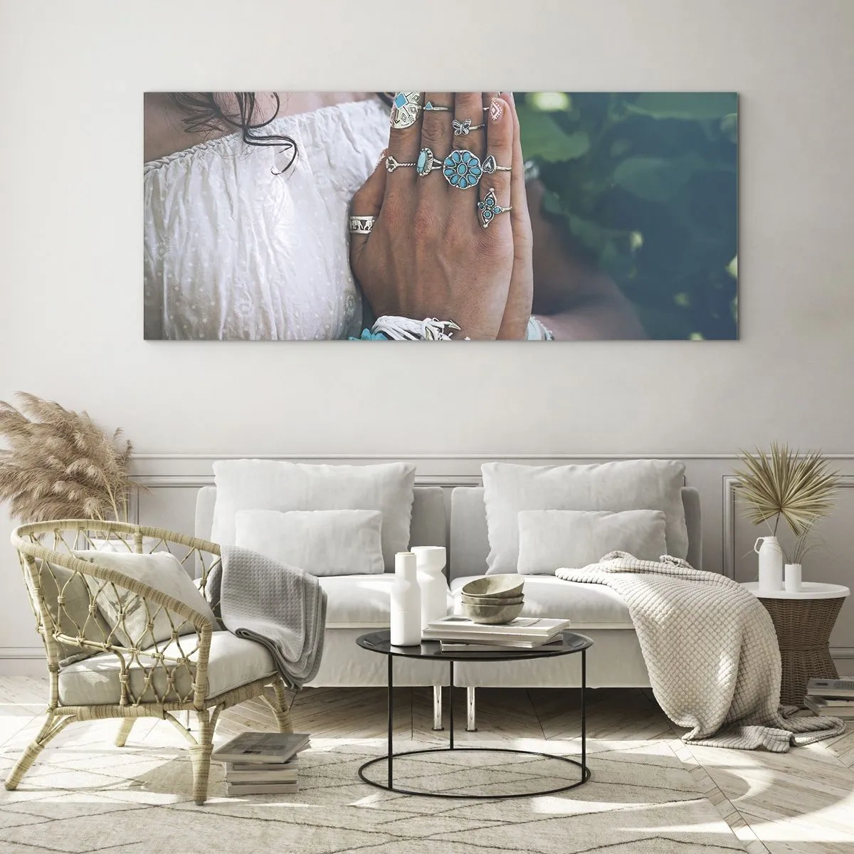 Glasbild - Bild auf glas - Mit Boho-Schmuck verzierte Hände - 140x50cm - Willkommen im Zentrum des Seins - Moderne Wanddekoration für Wohnzimmer und Schlafzimmer ARTTOR