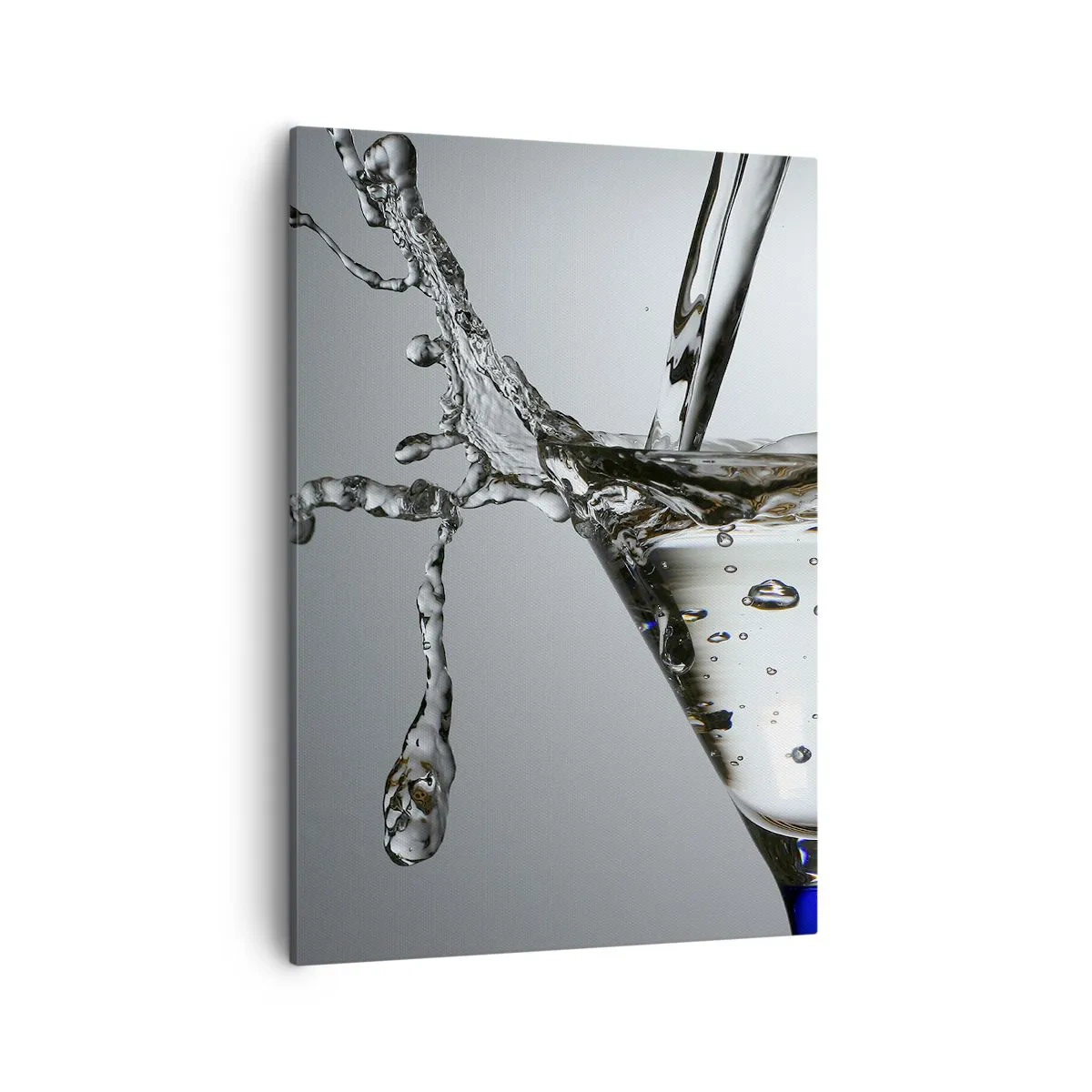 Bild auf Leinwand - Leinwandbild - Martini-Glas mit dynamischem Wasserspritzer auf hellem Hintergrund. - 50x70cm - Am Rand der Tasse - Moderne Wanddekoration für Wohnzimmer und Schlafzimmer ARTTOR