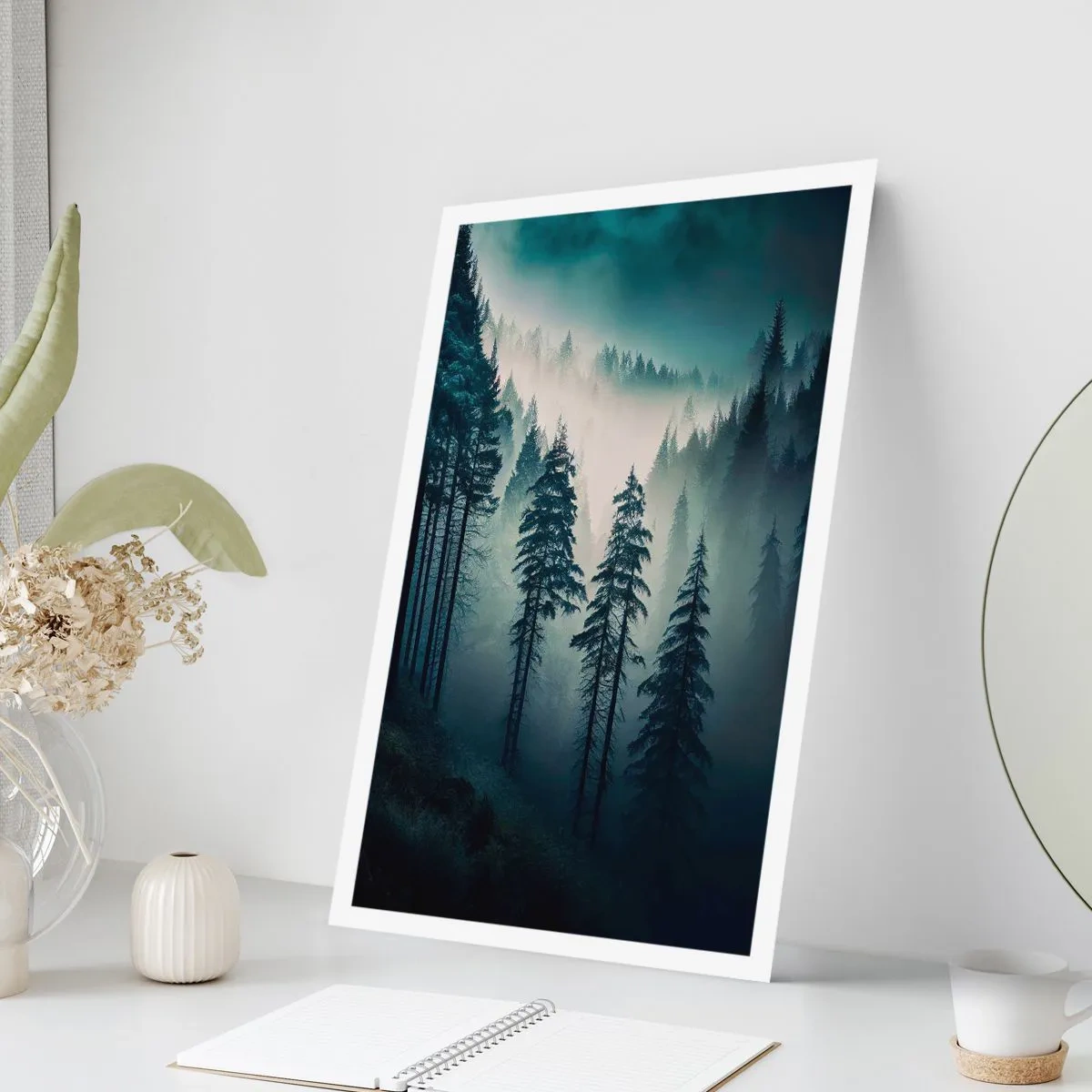 Poster - Ein dunkler Wald, in Nebel gehüllt - 50x70cm - Bergmorgen - Moderne Wanddekoration für Wohnzimmer und Schlafzimmer ARTTOR