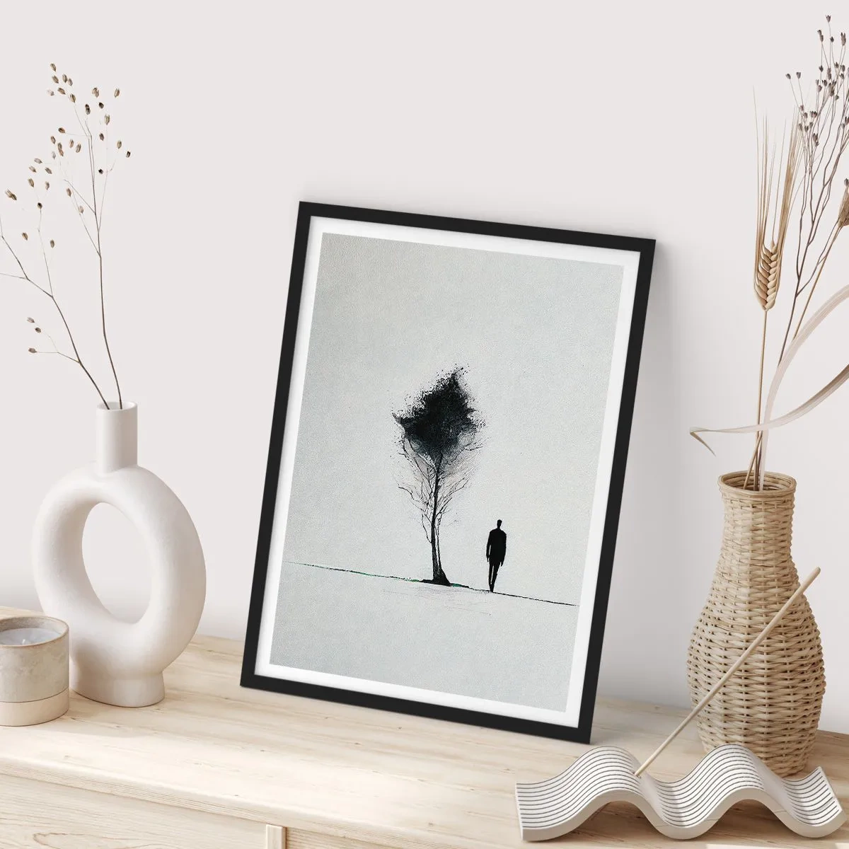 Poster in einem schwarzem Rahmen - Eine minimalistische Silhouette und ein einsamer Baum - 50x70cm - Wir wandern alle - Moderne Wanddekoration für Wohnzimmer und Schlafzimmer ARTTOR