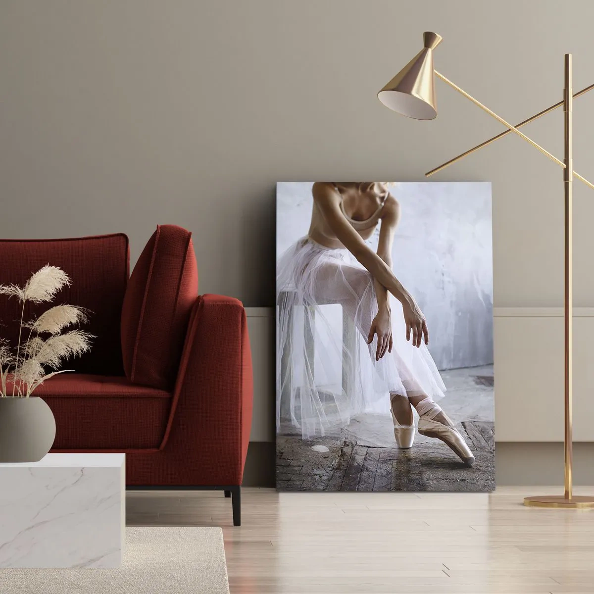 Bild auf Leinwand - Leinwandbild - Eine Ballerina in zarter Pose vor industriellem Hintergrund - 50x70cm - Bevor die Rampe leuchtet - Moderne Wanddekoration für Wohnzimmer und Schlafzimmer ARTTOR