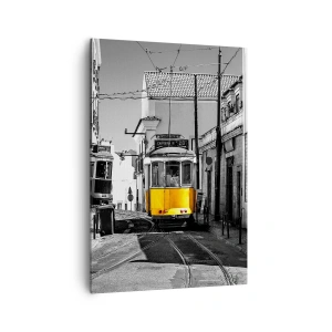 Bild auf Leinwand - Leinwandbild - Eine gelbe Straßenbahn auf den Straßen von Lissabon in einer monochromen Umgebung - 70x100cm - Der Geist von Lissabon - Moderne Wanddekoration für Wohnzimmer und Schlafzimmer ARTTOR