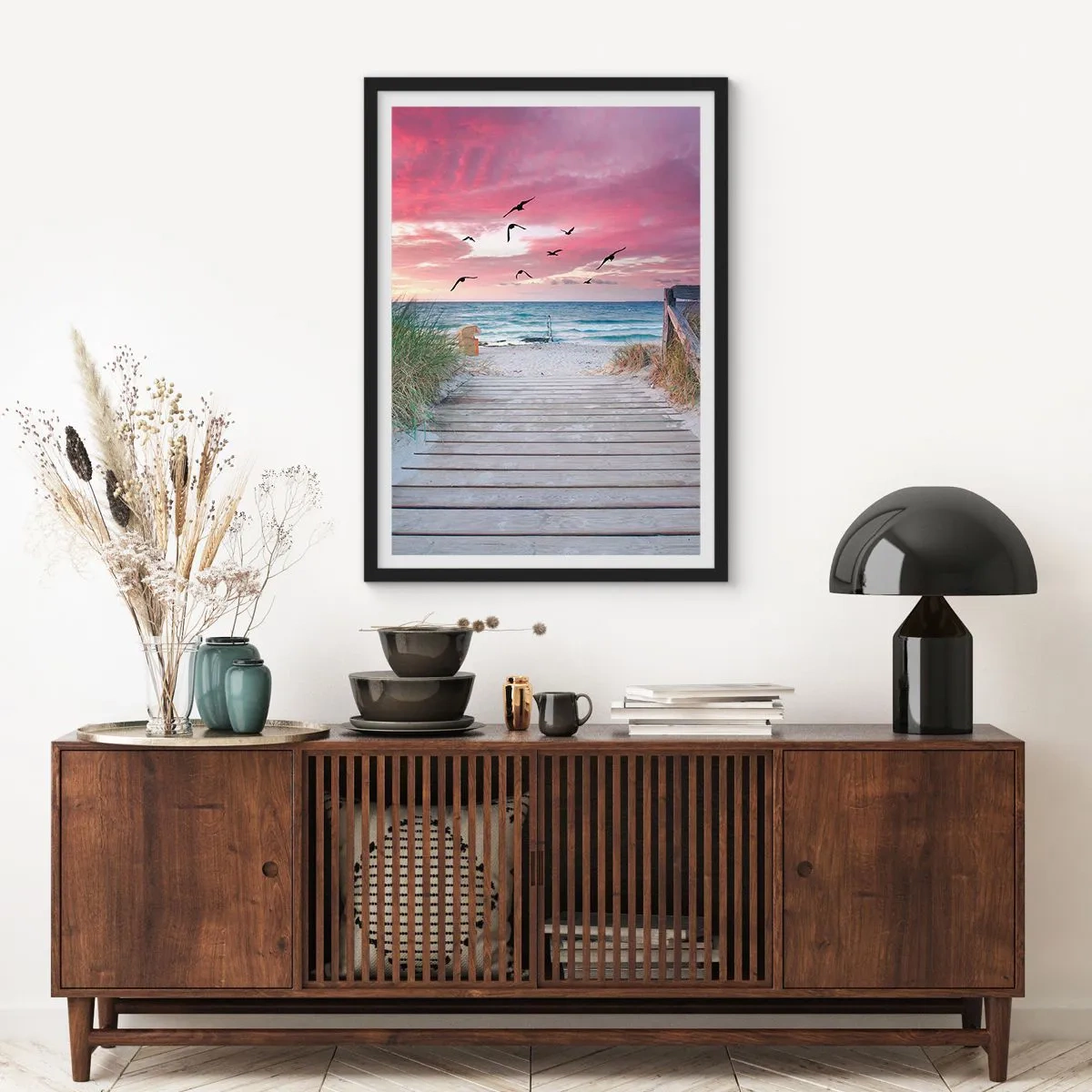 Poster in einem schwarzem Rahmen - Holzweg am Strand mit Blick auf das Meer bei Sonnenuntergang - 50x70cm - Baltischer Eindruck - Moderne Wanddekoration für Wohnzimmer und Schlafzimmer ARTTOR