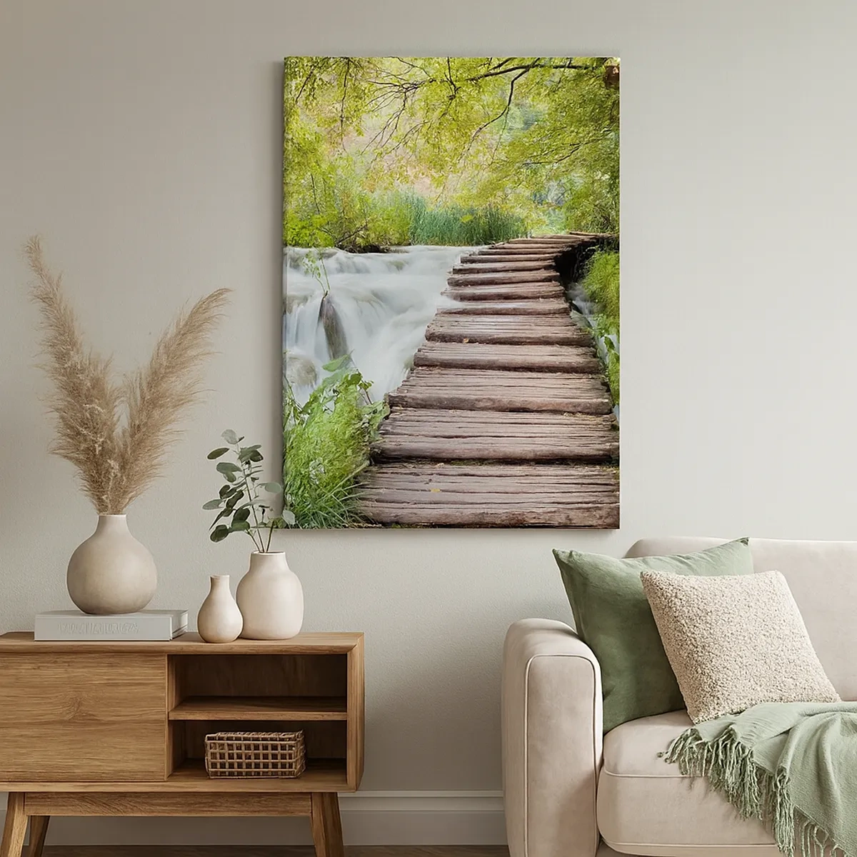 Bild auf Leinwand - Leinwandbild - Eine Holzbrücke über einen Wasserfall, umgeben von üppigem grünen Wald. - 50x70cm - Das Wasser ist überhaupt nicht ruhig - Moderne Wanddekoration für Wohnzimmer und Schlafzimmer ARTTOR