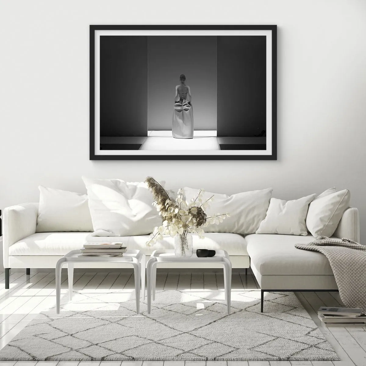 Poster in einem schwarzem Rahmen - Ein Schwarzweißgemälde mit einer minimalistischen Szene einer Frau in einem geometrischen Raum. - 70x50cm - Raffinierte Einfachheit - Moderne Wanddekoration für Wohnzimmer und Schlafzimmer ARTTOR