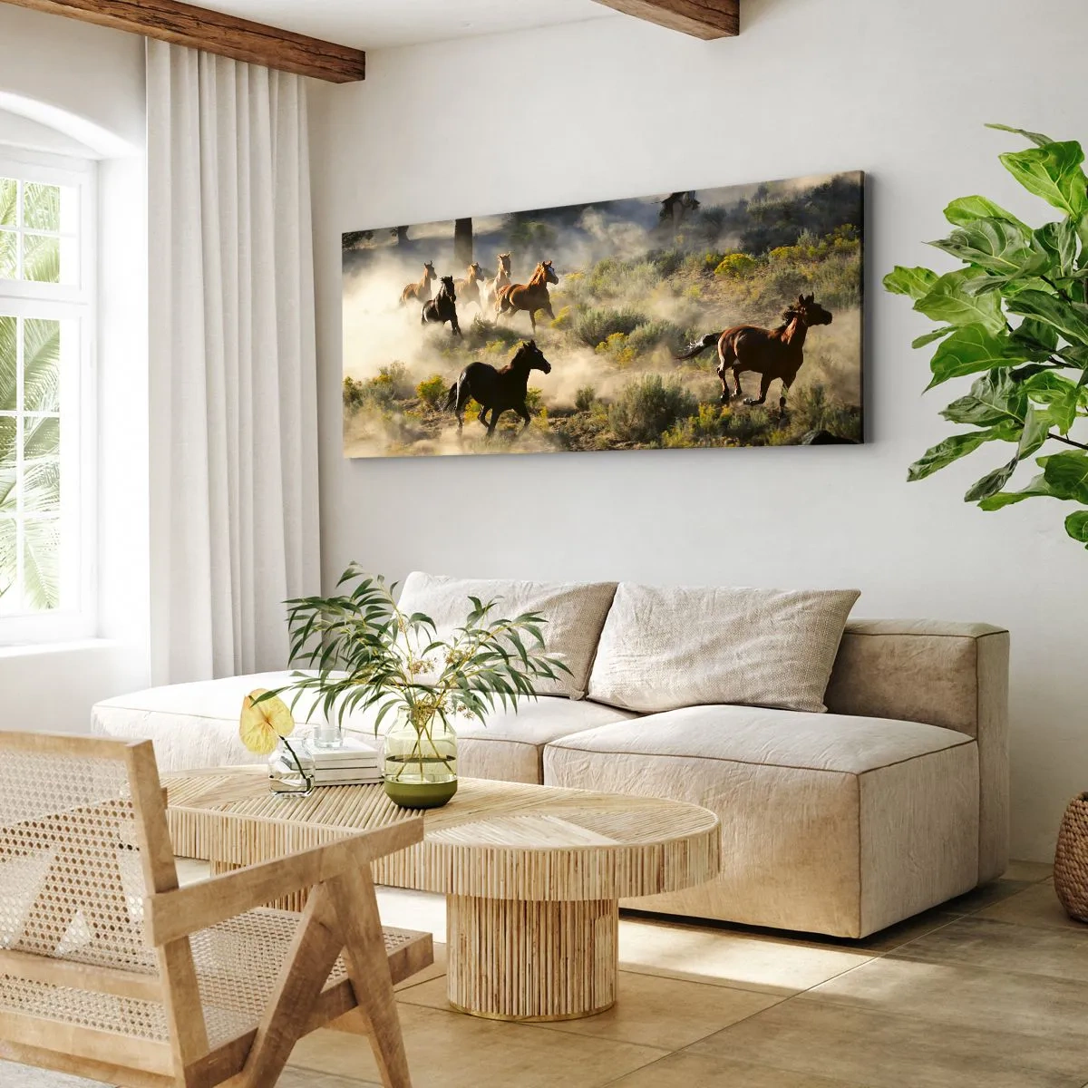 Bild auf Leinwand - Leinwandbild - Eine Herde wilder Pferde galoppiert durch Staub und Vegetation - 160x50cm - Rivalität – Freiheit oder männliche Stärke? - Moderne Wanddekoration für Wohnzimmer und Schlafzimmer ARTTOR