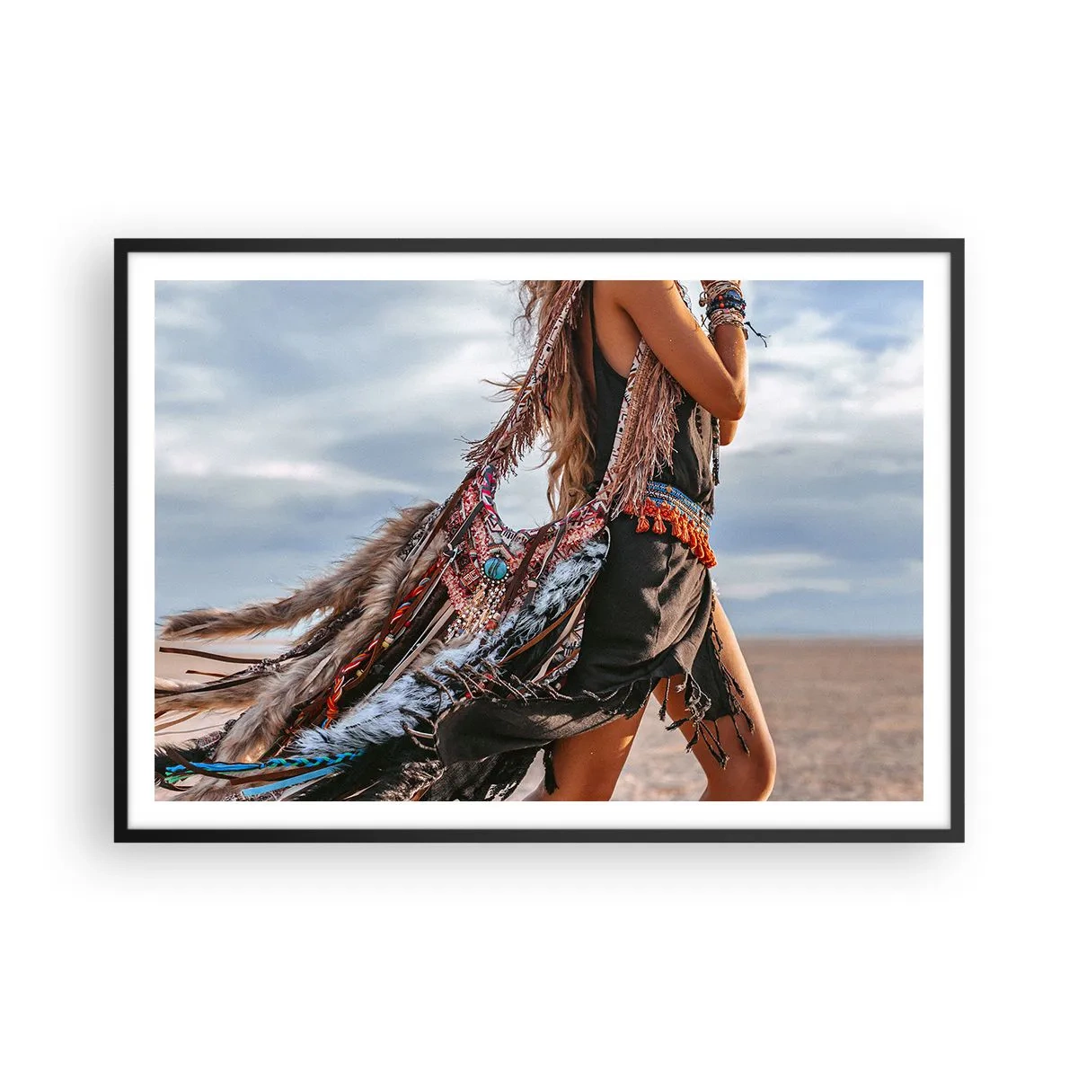 Poster in einem schwarzem Rahmen - Eine Frau im Boho-Stil mit Feder- und Schmuckdetails - 100x70cm - Das Mädchen des Schamanen - Moderne Wanddekoration für Wohnzimmer und Schlafzimmer ARTTOR