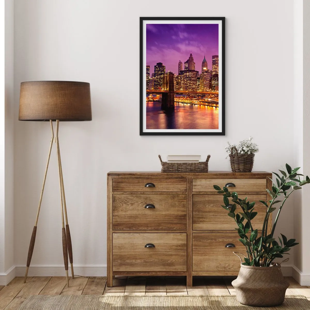 Poster in einem schwarzem Rahmen - Nachtansicht der Brooklyn Bridge und Manhattan im Licht der Stadt - 50x70cm - Violett-goldenes Manhathann - Moderne Wanddekoration für Wohnzimmer und Schlafzimmer ARTTOR