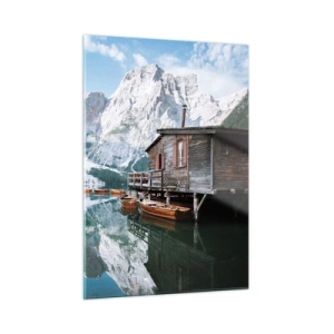 Glasbild - Bild auf glas - Holzhaus und Boote auf einem ruhigen See in den Bergen - 50x70cm - Kristallklarer Bergmorgen - Moderne Wanddekoration für Wohnzimmer und Schlafzimmer ARTTOR
