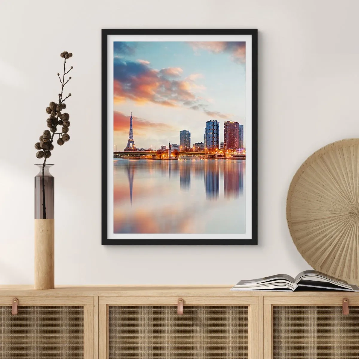 Poster in einem schwarzem Rahmen - Panorama von Paris mit dem Eiffelturm in der Abenddämmerung - 50x70cm - Die monumentale Ruhe von Paris - Moderne Wanddekoration für Wohnzimmer und Schlafzimmer ARTTOR