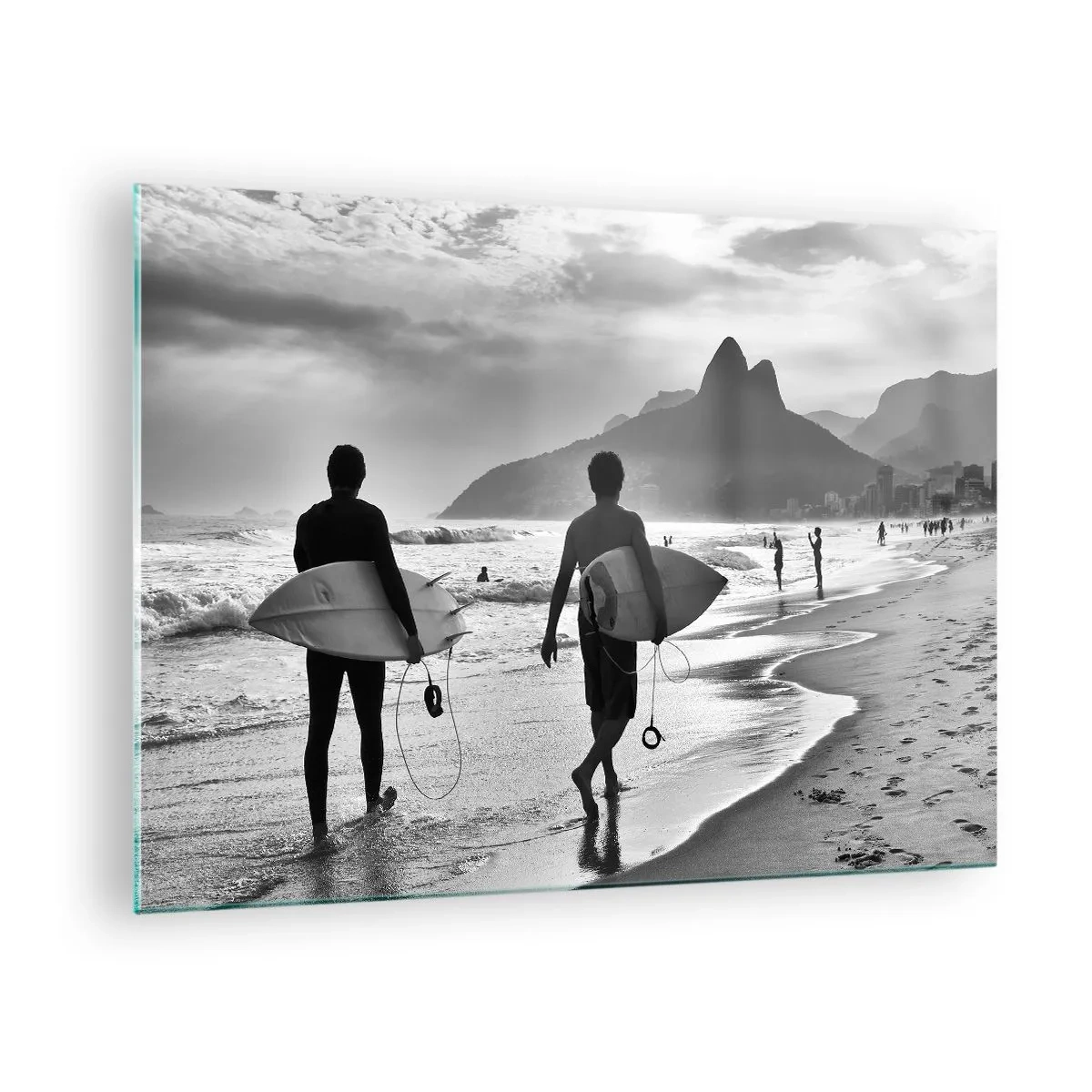Glasbild - Bild auf glas - Surfer am Strand mit Brettern, Schwarz-Weiß-Komposition - 70x50cm - Single-Wave-Samba - Moderne Wanddekoration für Wohnzimmer und Schlafzimmer ARTTOR