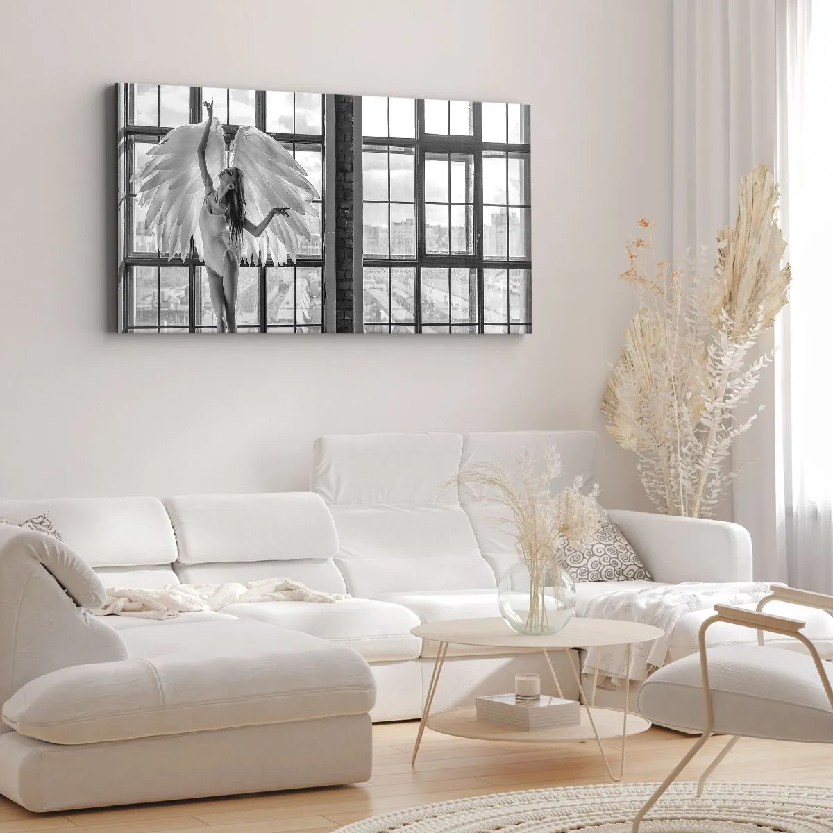 Bild auf Leinwand - Leinwandbild - Eine Frau mit Engelsflügeln vor dem Hintergrund eines Dachbodenfensters - 140x50cm - Stadt der Engel? - Moderne Wanddekoration für Wohnzimmer und Schlafzimmer ARTTOR