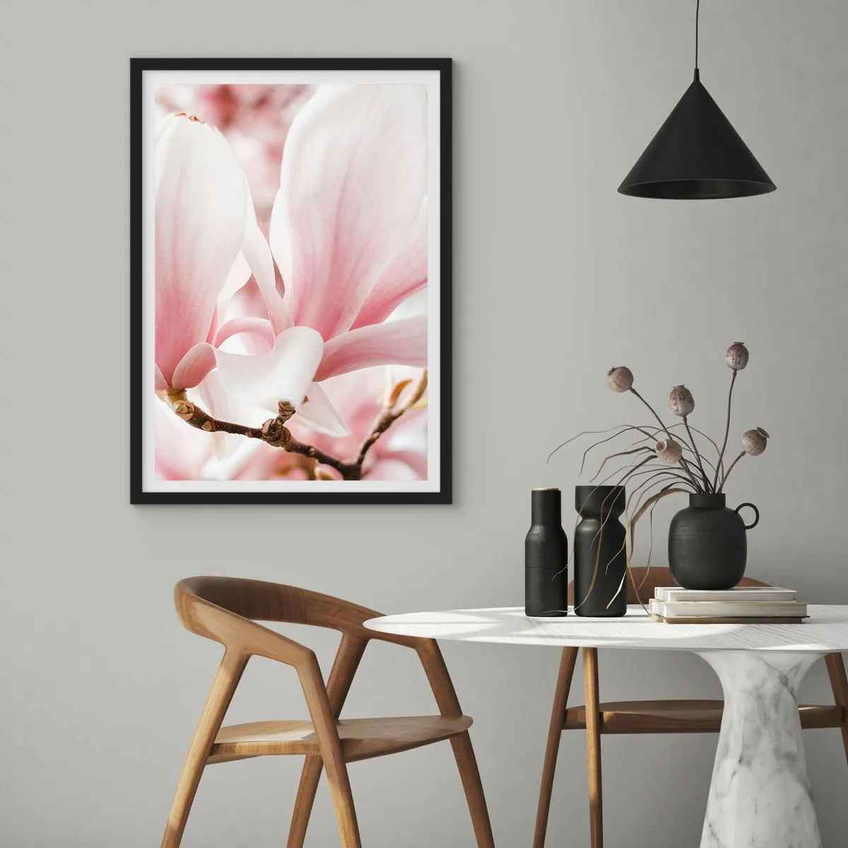 Poster in einem schwarzem Rahmen - Zarte rosa Magnolienblütenblätter auf unscharfem Hintergrund - 50x70cm - Eine Fülle von Zärtlichkeit - Moderne Wanddekoration für Wohnzimmer und Schlafzimmer ARTTOR