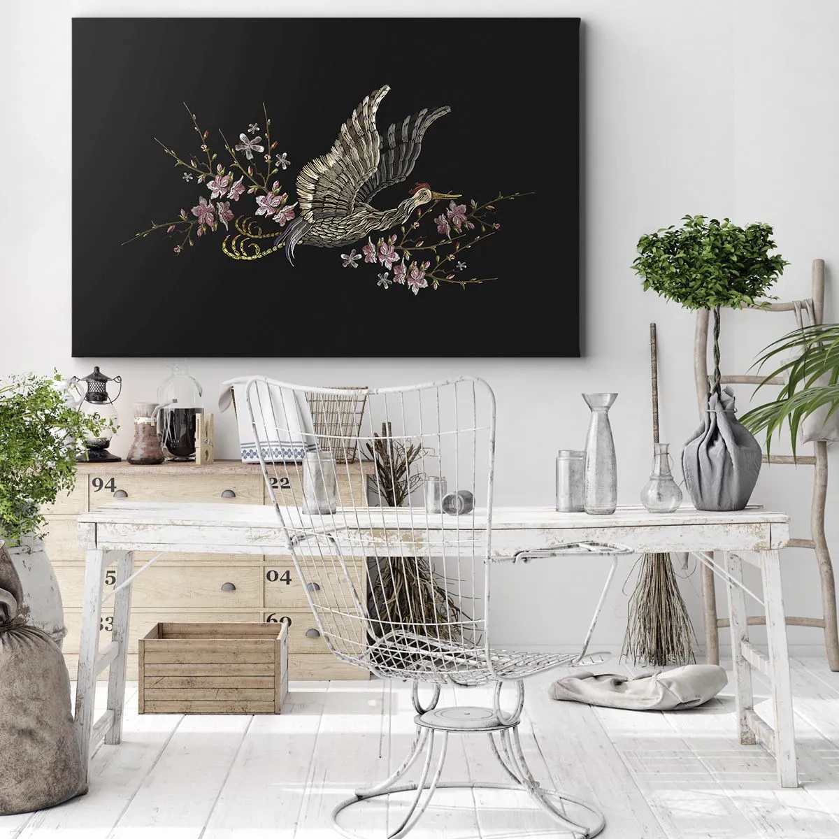 Bild auf Leinwand - Leinwandbild - Ein Vogel im Flug mit Blumen auf schwarzem Hintergrund - 70x50cm - Exotischer gestickter Vogel - Moderne Wanddekoration für Wohnzimmer und Schlafzimmer ARTTOR