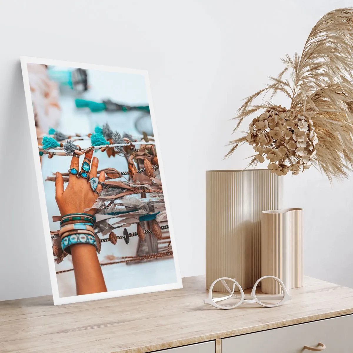 Poster - Eine mit Schmuck geschmückte Hand vor einem Boho-Hintergrund - 50x70cm - Lokale Schätze - Moderne Wanddekoration für Wohnzimmer und Schlafzimmer ARTTOR