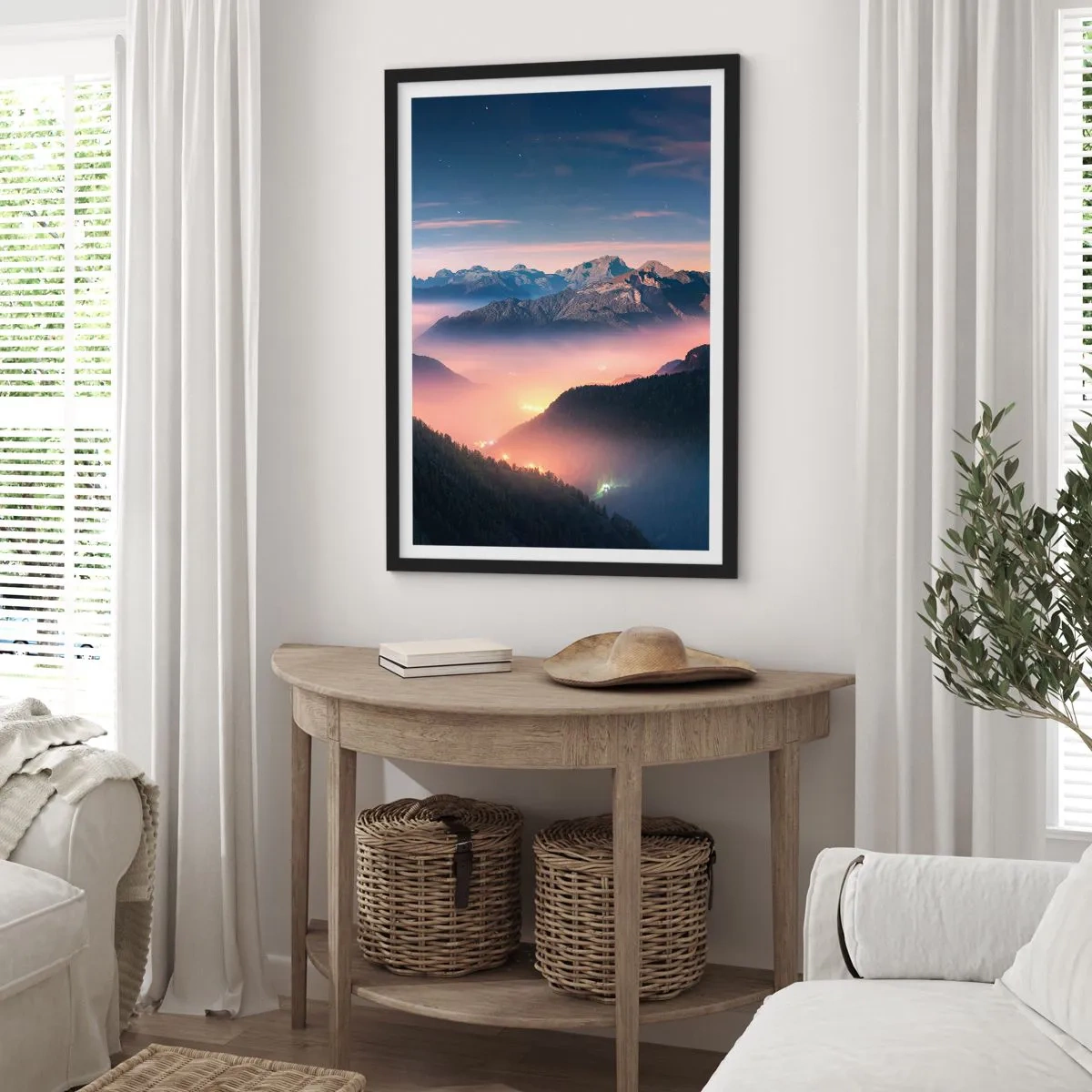 Poster in einem schwarzem Rahmen - Ein magischer Blick auf Bergtäler, die im Nachtlicht erleuchtet sind - 50x70cm - Licht in den Tälern - Moderne Wanddekoration für Wohnzimmer und Schlafzimmer ARTTOR