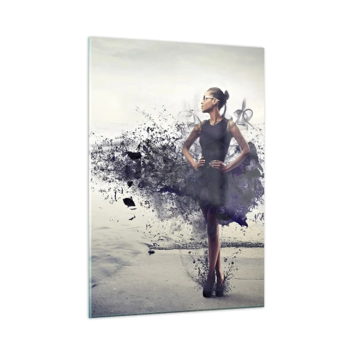 Glasbild - Bild auf glas - Eine Frau in einem verschwommenen Kleid vor dem Hintergrund des ruhigen Wassers - 50x70cm - Afrikanische Venus - Moderne Wanddekoration für Wohnzimmer und Schlafzimmer ARTTOR