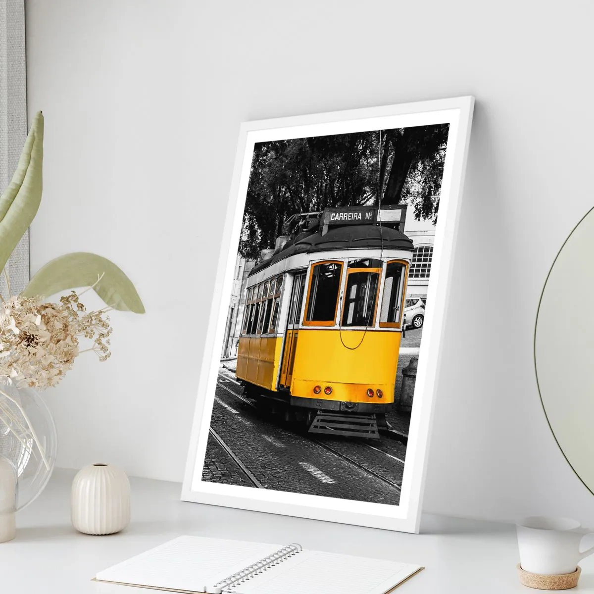 Poster in einem weißen Rahmen - Und Fado im Hintergrund - 30x40 cm