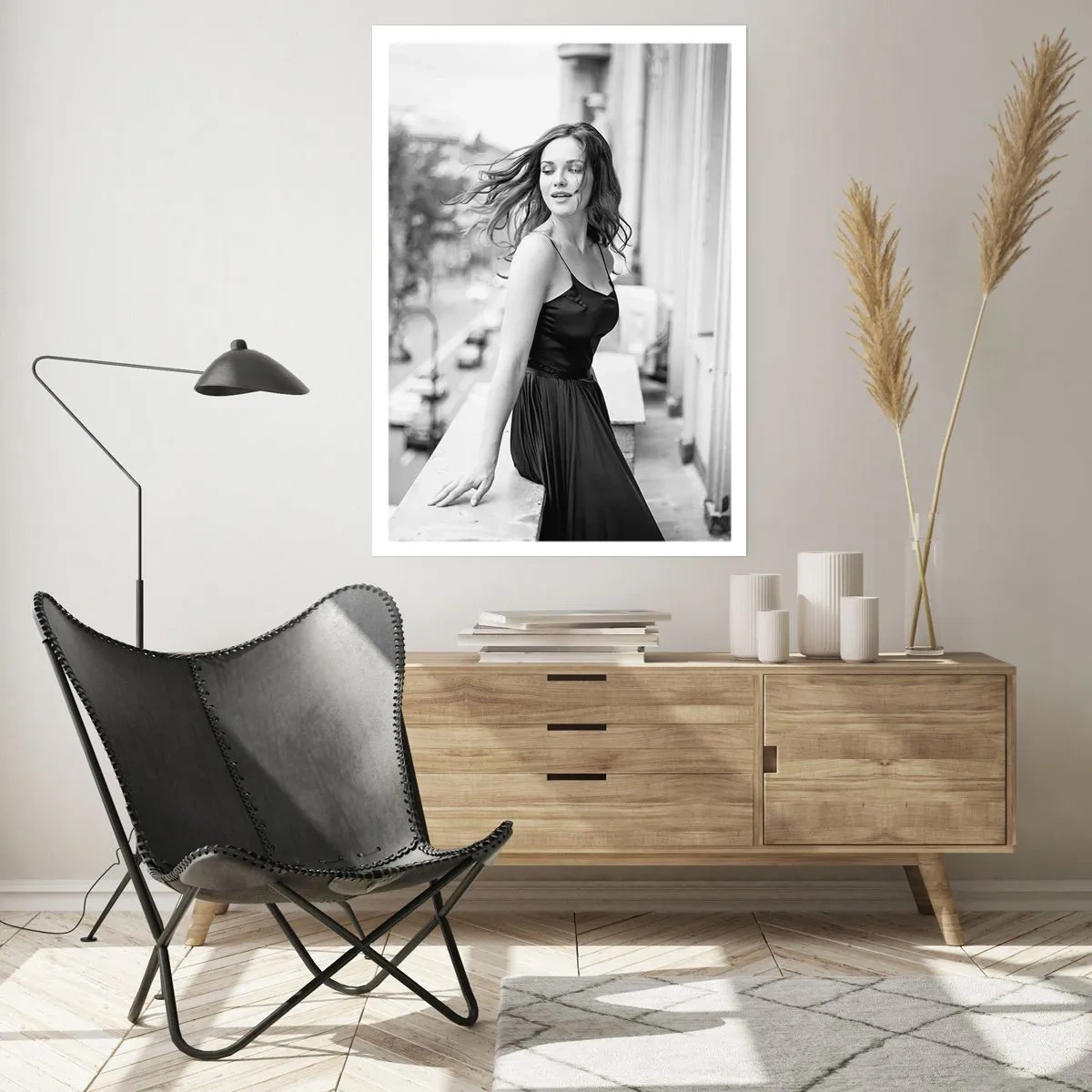 Poster - Schwarz-Weiß-Fotografie einer Frau auf einem Balkon - 50x70cm - Bestimmt ein Pariser - Moderne Wanddekoration für Wohnzimmer und Schlafzimmer ARTTOR
