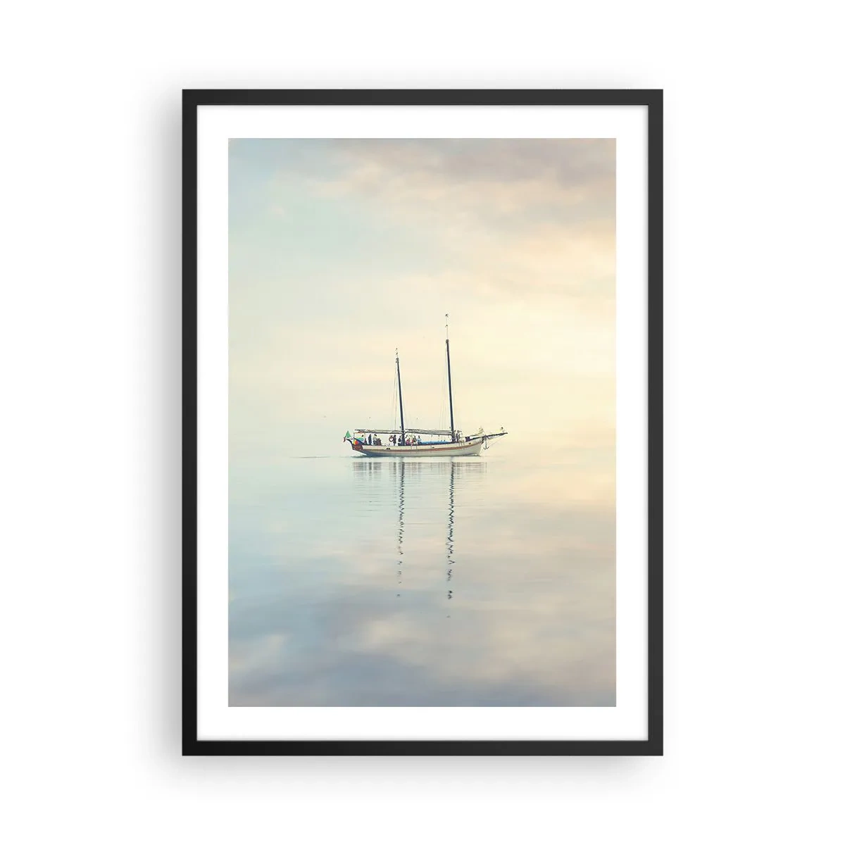 Poster in einem schwarzem Rahmen - Ein Schiff auf ruhiger See mit einer sanften Spiegelung - 50x70cm - Im Meer der Stille - Moderne Wanddekoration für Wohnzimmer und Schlafzimmer ARTTOR
