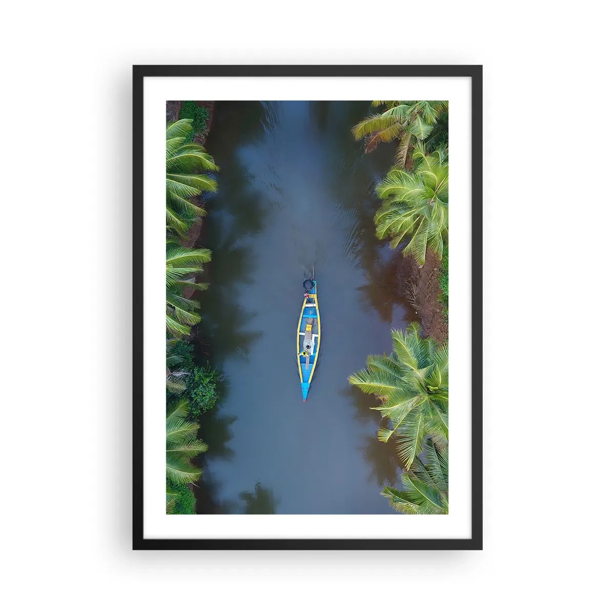 Poster in einem schwarzem Rahmen - Luftaufnahme eines Bootes, das auf einem tropischen Fluss schwimmt - 50x70cm - Auf einem tropischen Pfad - Moderne Wanddekoration für Wohnzimmer und Schlafzimmer ARTTOR