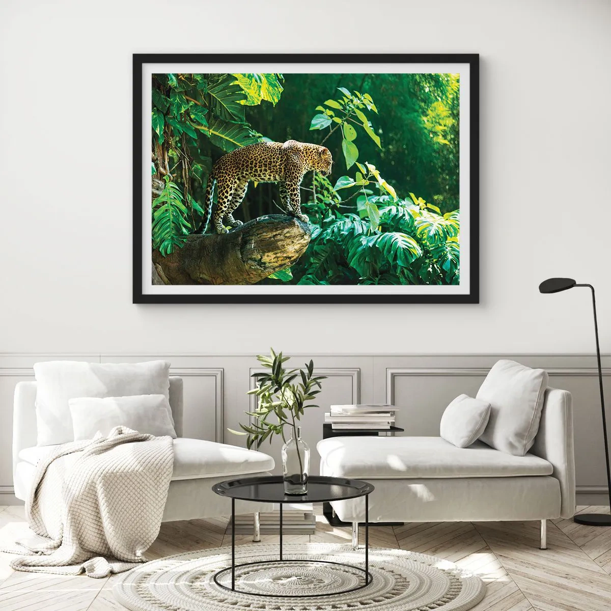Poster in einem schwarzem Rahmen - Ein Leopard steht auf einem Felsen, umgeben von tropischer Vegetation - 70x50cm - Auf die Jagd? - Moderne Wanddekoration für Wohnzimmer und Schlafzimmer ARTTOR