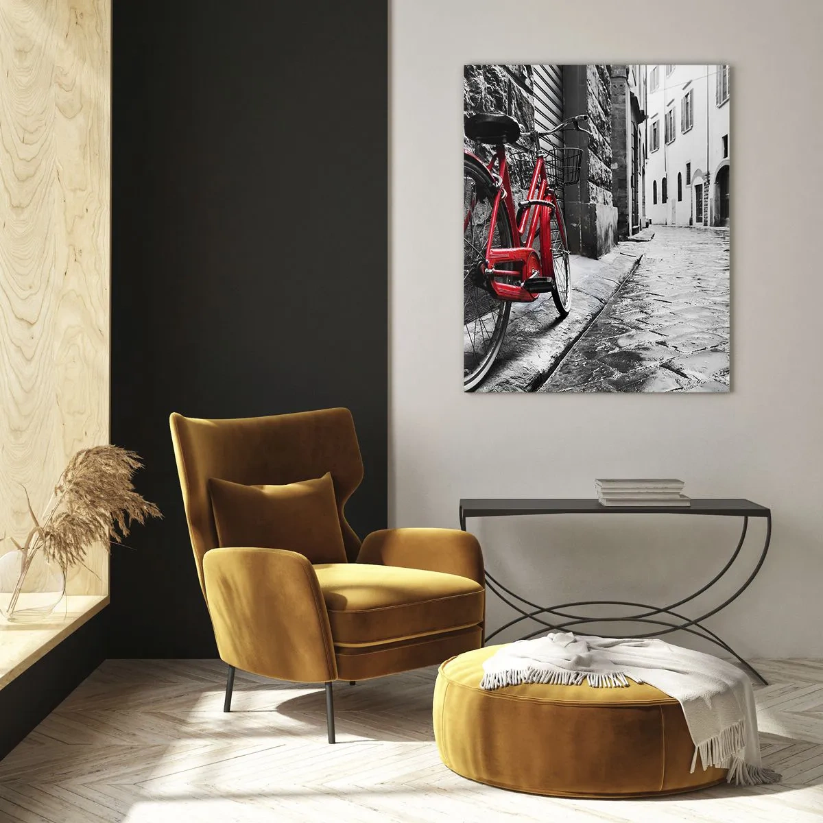 Glasbild - Bild auf glas - Ein rotes Fahrrad auf einer Kopfsteinpflasterstraße mit monochromem Hintergrund. - 50x70cm - Wahre Schönheit wird nicht alt - Moderne Wanddekoration für Wohnzimmer und Schlafzimmer ARTTOR