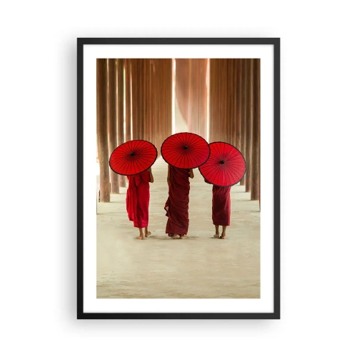Poster in einem schwarzem Rahmen - Mönche mit roten Regenschirmen in den Tempelkorridoren - 50x70cm - Auf dem Weg ins Reine Land - Moderne Wanddekoration für Wohnzimmer und Schlafzimmer ARTTOR