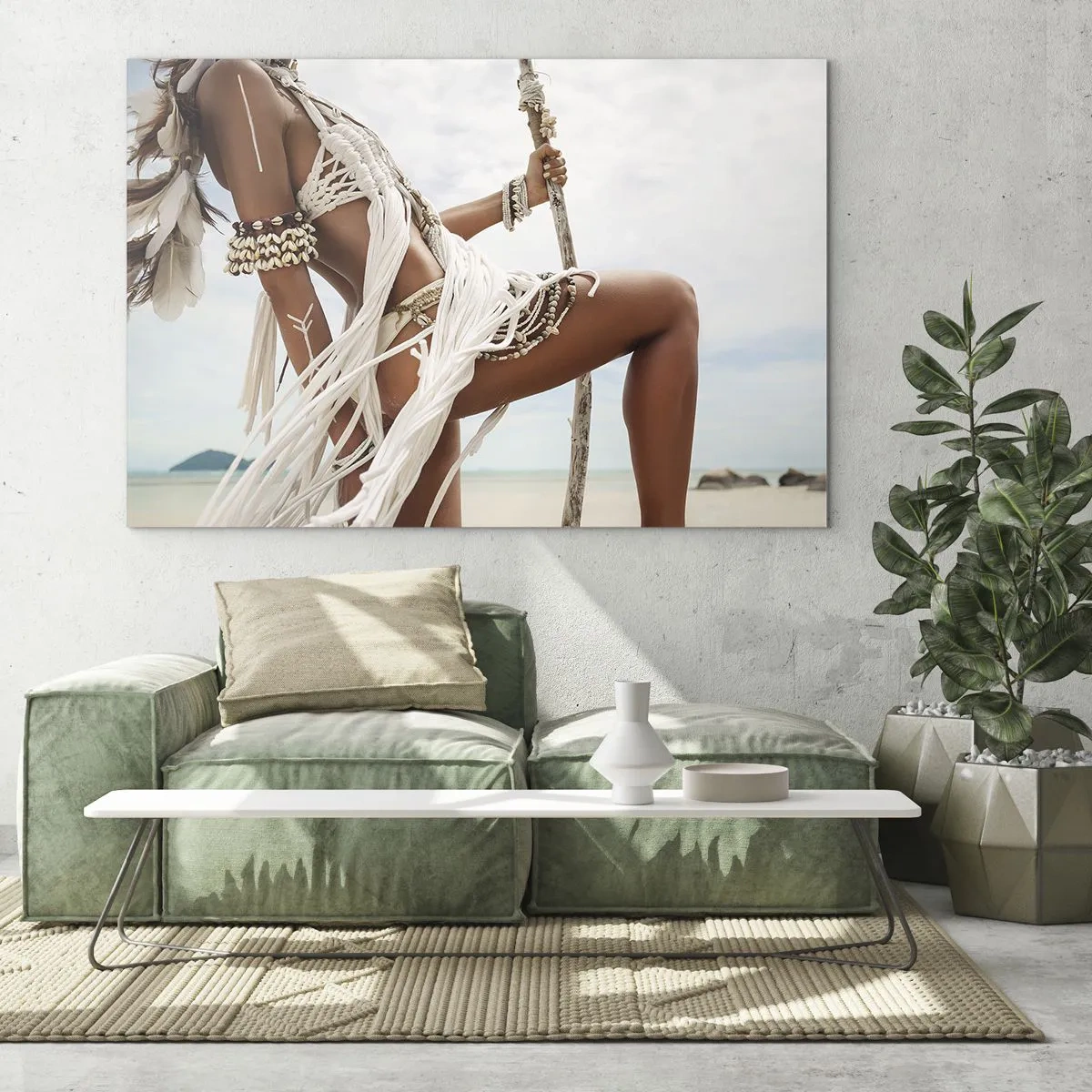 Glasbild - Bild auf glas - Eine Frau in ethnischer Kleidung mit Muscheln und einem Stock am Strand. - 70x50cm - Eine Priesterin der Sonne - Moderne Wanddekoration für Wohnzimmer und Schlafzimmer ARTTOR