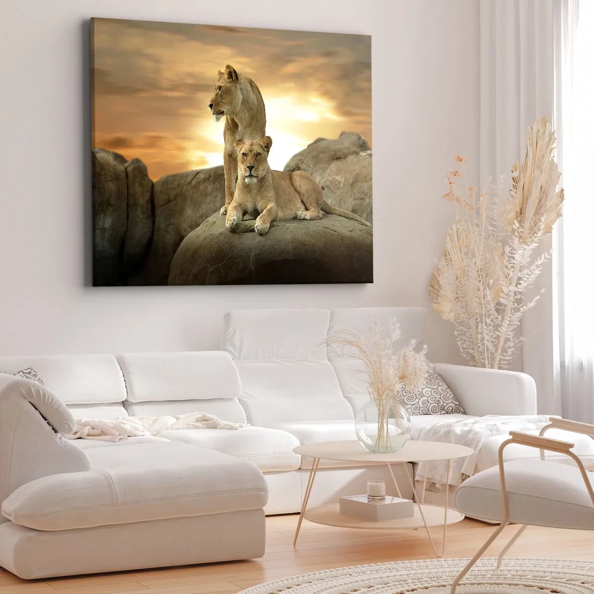 Bild auf Leinwand - Leinwandbild - Zwei Löwinnen ruhen bei Sonnenuntergang auf einem Felsen - 70x50cm - Königliche Majestät - Moderne Wanddekoration für Wohnzimmer und Schlafzimmer ARTTOR