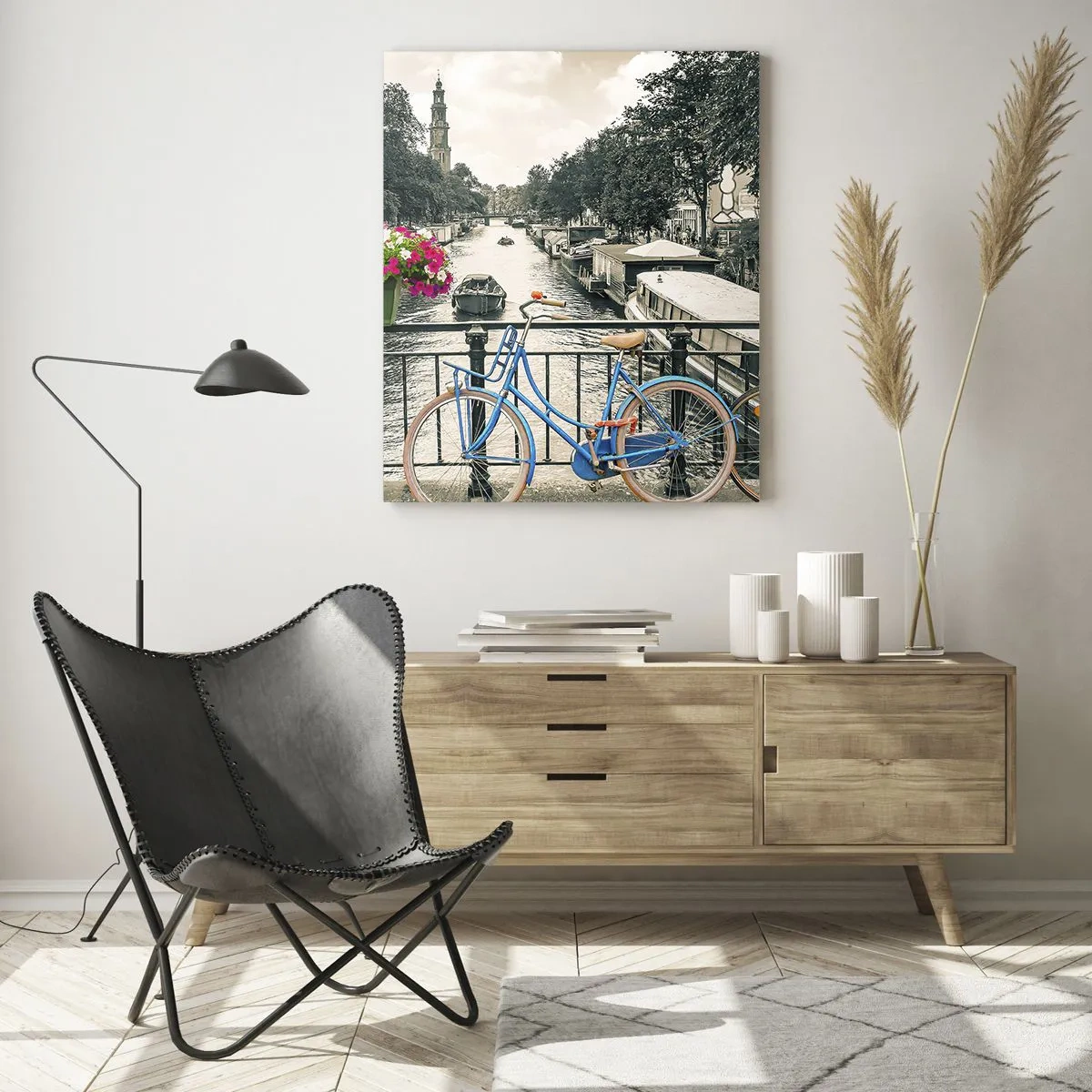 Glasbild - Bild auf glas - Bunte Fahrräder auf der Kanalbrücke - 50x70cm - Die Farben der Amsterdamer Straße - Moderne Wanddekoration für Wohnzimmer und Schlafzimmer ARTTOR