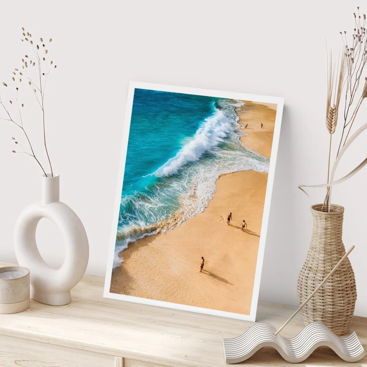Poster - Ein goldener Strand mit türkisfarbenen Wellen und herumlaufenden Menschen - 50x70cm - Und dann die Sonne, der Strand… - Moderne Wanddekoration für Wohnzimmer und Schlafzimmer ARTTOR