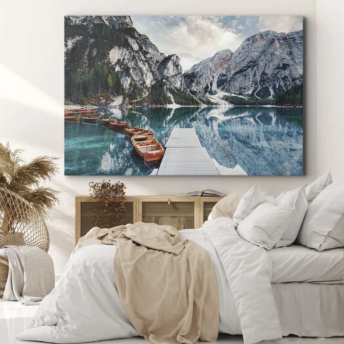Bild auf Leinwand - Leinwandbild - Ein See mit Booten, umgeben von Bergen - 120x80cm - Wir zeigen Ihnen Schönheit - Moderne Wanddekoration für Wohnzimmer und Schlafzimmer ARTTOR